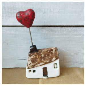 Domek z wiejskiej zagrody z sercem