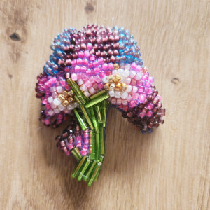 Broszka z haftu koralikowego kwiat irysa kosaćca