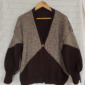 Kardigan oversize w kolorze czekolady z symetrycznymi kawowymi wstawkami