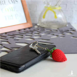 Brelok na szydełku Truskawka