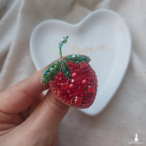Wiosenna broszka truskawka