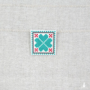 5889 broszka haft krzyżykowy