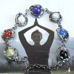 Ciemna bransoletka z kamieni kolory tęczy - czakry