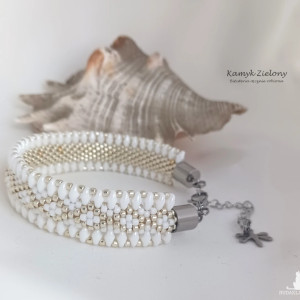 Bransoletka "gąsieniczka" biało-srebrna - wykończenia ze stali chirurgicznej