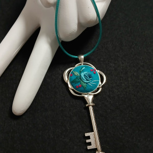 Ręcznie haftowany wisior  CHARLY