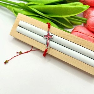 Makramowa bransoletka krzyżyk na czerwonym sznurku