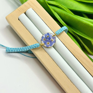 Makramowa bransoletka na niebieskim sznurku Z niezapominajkami
