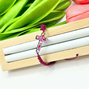 Makramowa bransoletka krzyżyk na ciemnoróżowym sznurku