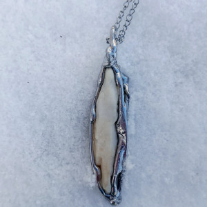 Naszyjnik z kwarcem różowym w oprawie cynowej