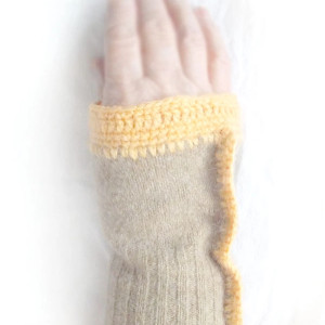 mitenki z wełną, beżowe mitenki rękawiczki, wełniane mitenki, ocieplacze na ręce, pastelowe mitenki z wełny, ciepłe mitenki, prezent dla dziewczyny, prezent dla kobiety