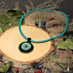 Lucy - okrągły wisiorek z koralików