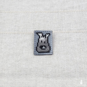 6254 broszka haft krzyżykowy; rękodzieło