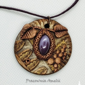 polymer clay wisior z fioletowym ceramicznym kaboszonem