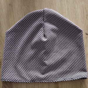 Czapka w geometryczne wzory paseczki kropelki puder róż i czarny