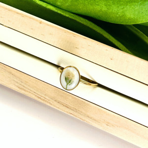 Regulowany pierścionek z gipsówkami