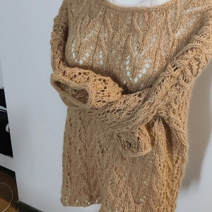 Wełniany sweter karmelowy ręcznie zrobiony