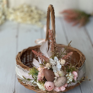 Koszyczek wielkanocny, wiklinowy z ozdobą, do święcenia