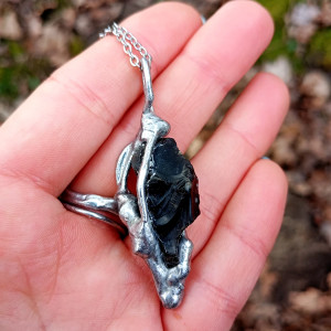 Naszyjnik z czarnym krzemieniem, oprawa cynowa