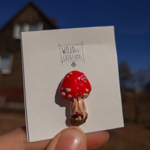 Przypinka w kształcie muchomorka wykonana z glinki polimerowej, ręcznie malowana