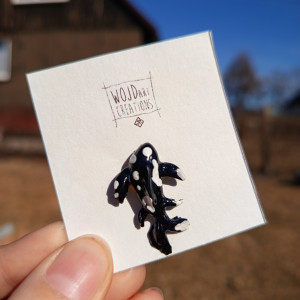 Przypinka w kształcie karpia koi yin yang wykonana z glinki polimerowej, ręcznie malowana