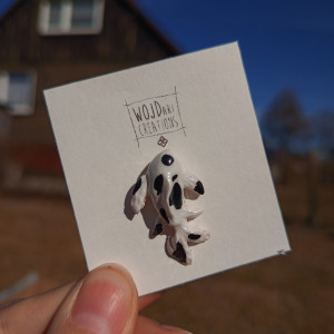 Przypinka w kształcie karpia koi yin yang wykonana z glinki polimerowej, ręcznie malowana