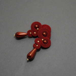 bordowe kolczyki lub klipsy sutasz