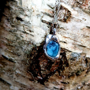 Naszyjnik z błękitnym larimarem, oprawa cynowa