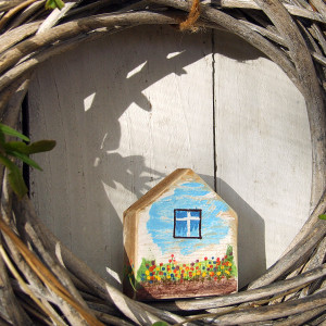 Domek dekoracyjny z drewna, ręcznie malowany - Łąka