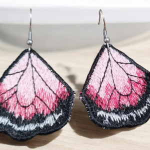 Haftowane kolczyki skrzydła motyla odcienie różu