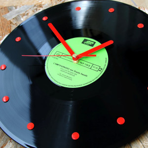 Niebanalny zegar winyl z czerwonymi wskazówkami, zielona etykieta, prawdziwa płyta winylowa