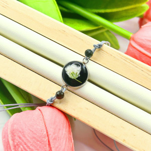 Regulowana bransoletka na sznurku wiosna 2025 z czarnym turmalinem i kwiatami