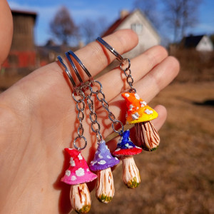 brelok magicznych muchomorków z glinki samoschnącej , idealny jako dodatek do prezentu