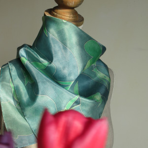 Zielone zające, jedwabna apaszka malowana