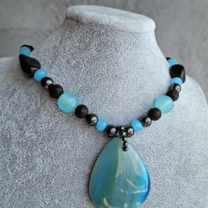 Kolia, niebieski naszyjnik z dużym agatem