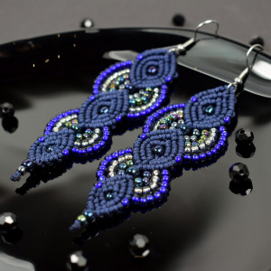 Długie, granatowe kolczyki z koralików