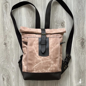 Różowy plecak z bawełny woskowanej i skóry.