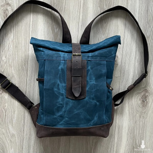 Niebieski plecak z bawełny woskowanej i skóry.