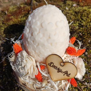 Wielkanocna świeca z wosku sojowego w kształcie jajka.