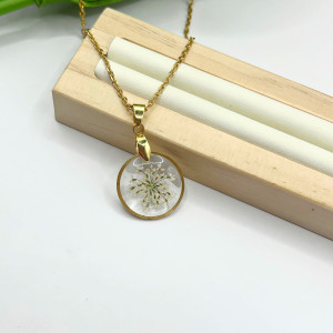 Subtelny naszyjnik z białymi kwiatami na długim łańcuszku