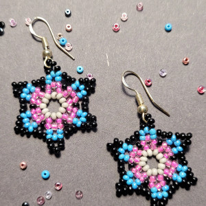 Kolczyki śnieżynki różowo-niebieskie z koralików Preciosa