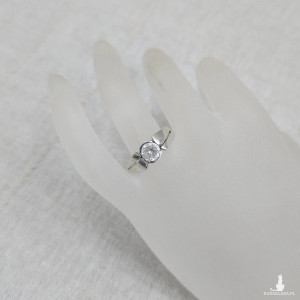 54. Srebrny, elegancki, klasyczny pierścionek vintage z cyrkonią