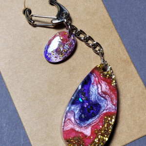 Brelok różowo-fioletowy "Wyspa" z żywicy  do kluczy albo torebki