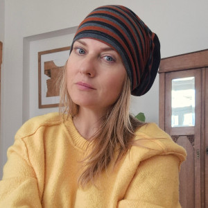 Czapka w paski wiosenna