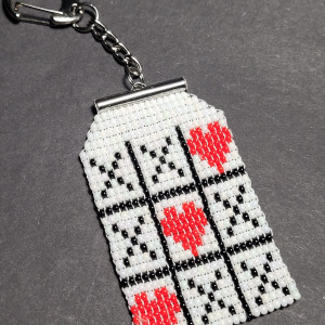 Brelok "Serce - kółko i krzyżyk" tkany ręcznie z koralików szklanych Preciosa