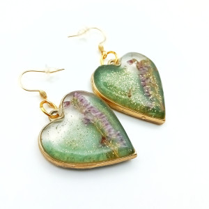 Kolczyki Serca z Żywicy z Wrzosem i Złotym Brokatem – romantyczna lekkość natury