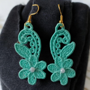 Jasnoniebieskie haftowane kolczyki z koralikiem