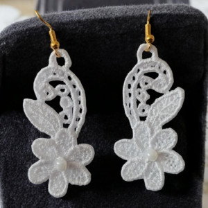 Białe  haftowane kolczyki z koralikiem