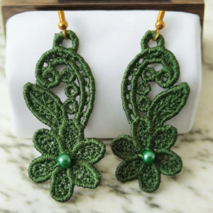 Haftowane długie  kolczyki z koralikiem