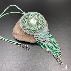 MEDALION Z FRĘDZLAMI szary, miętowy #894