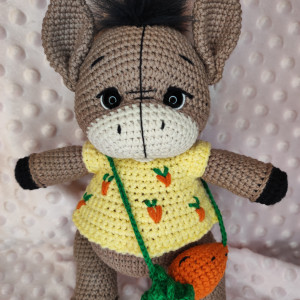 Maskotka osiołek na szydełku